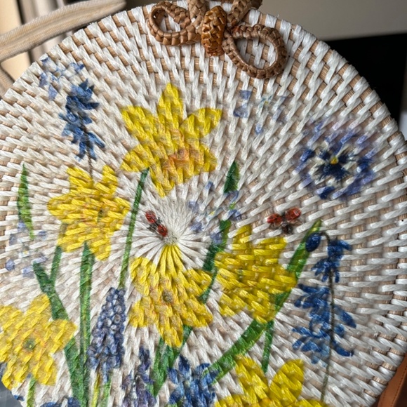 Round Rattan woven crossbody purse - Picture 4 of 6